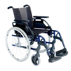 Sedia a rotelle in alluminio | Colore azzurro | Ruota da 24"| Breezy Style (nuovo modello 300) Asiento de 48 cm